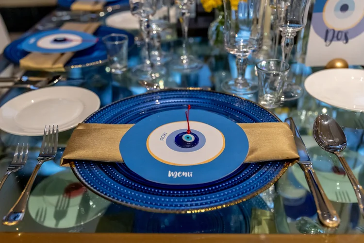 Plato azul cobalto con un ojo turco de vidrio en el centro, montaje de la bat mitzvá de Eva