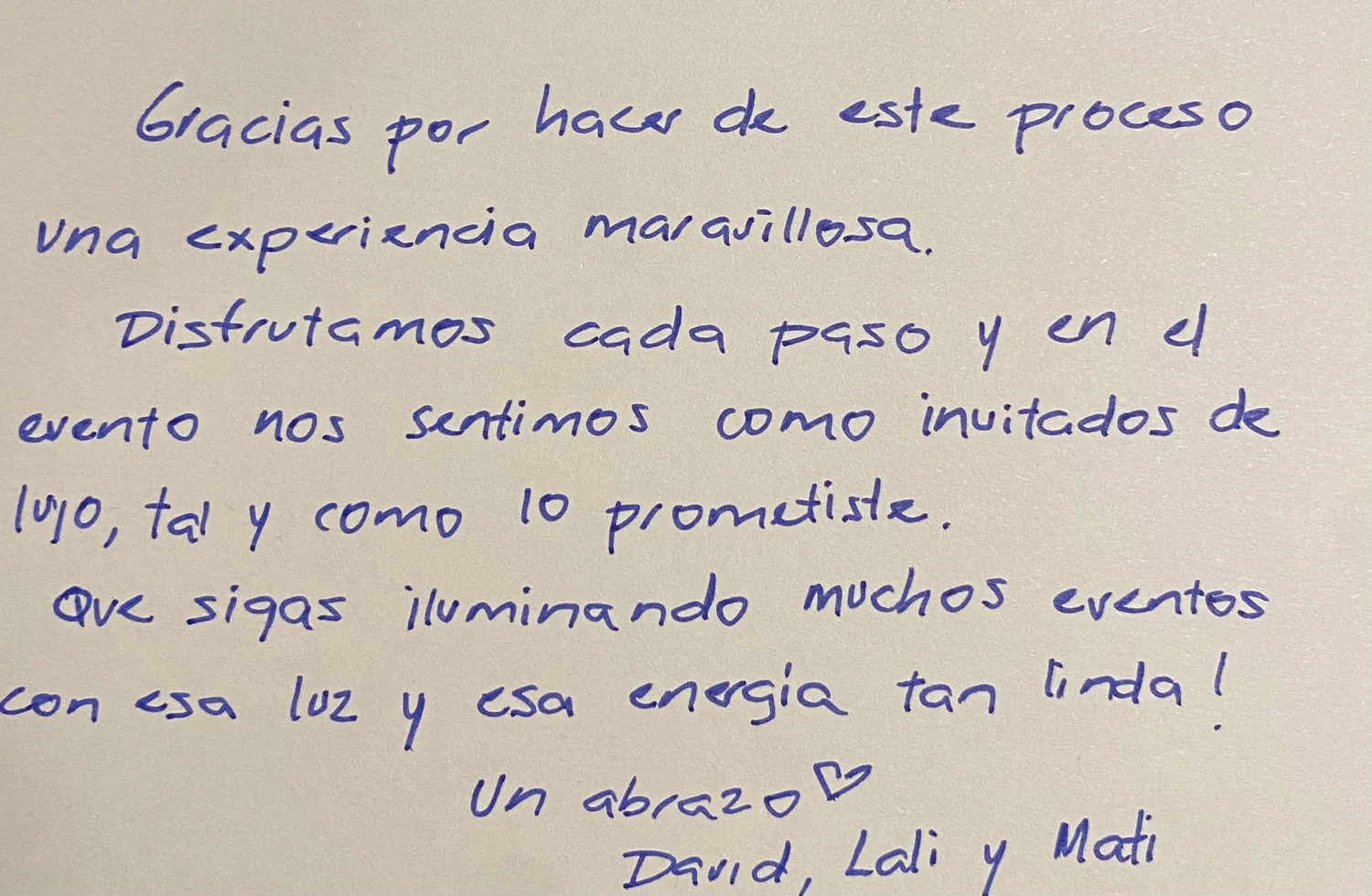 Nota manuscrita: «Gracias por hacer de este proceso una experiencia maravillosa. Disfrutamos cada paso y en el evento nos sentimos como invitados de lujo, tal y como lo prometiste. Que sigas iluminando muchos eventos con esa luz y esa energía tan linda. Un abrazo, David, Lali y Mati»