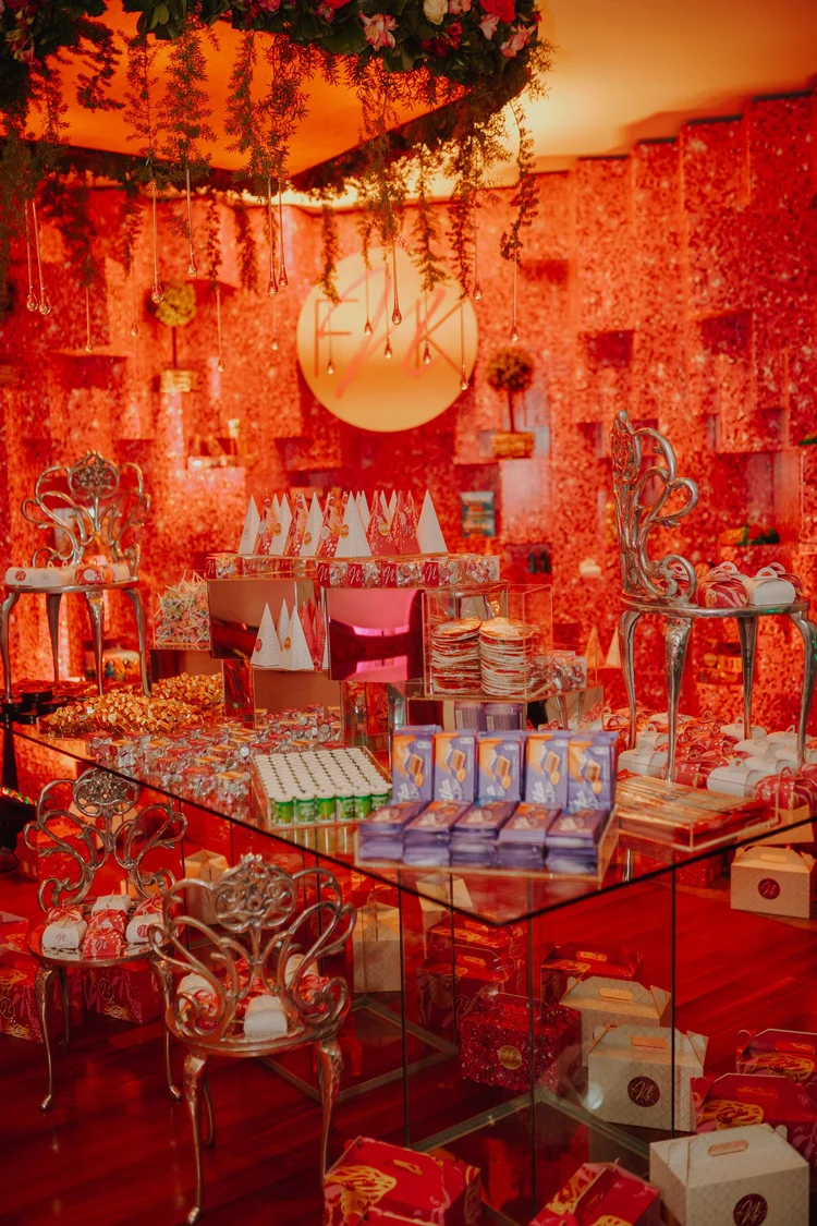 Bat mitzvá de Nati: barra de dulces con paredes rojas y rosadas