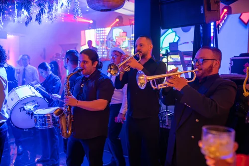 Trompetistas de la cimarrona tocando durante la fiesta