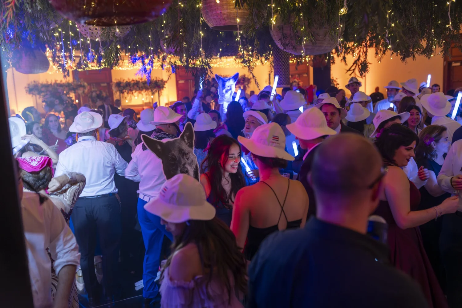 Invitados bailando con mascaradas y chonetes
