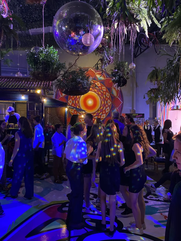 Fiesta de Dalia: pista de baile con bola de espejos, luces de colores y grafiti