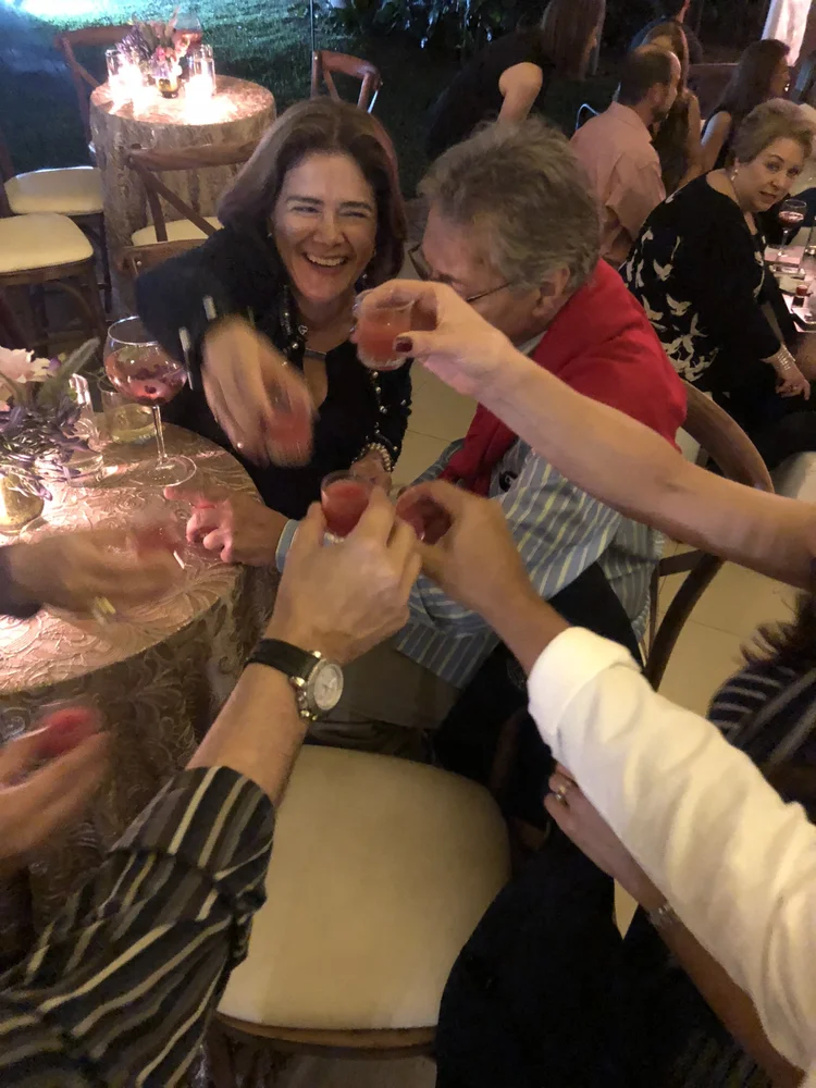 Celebración de los 50 años: la cumpleañera con familiares e invitados en la mesa