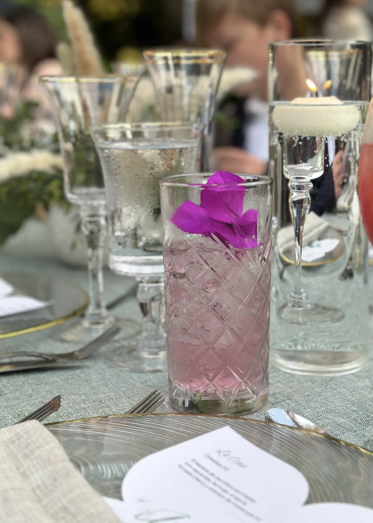 Cóctel rosado con una orquídea fucsia sobre la mesa
