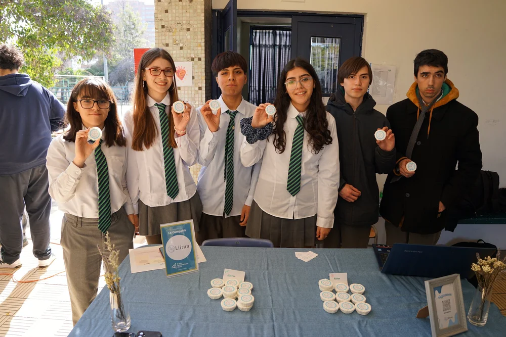 Student company presenting its handmade products