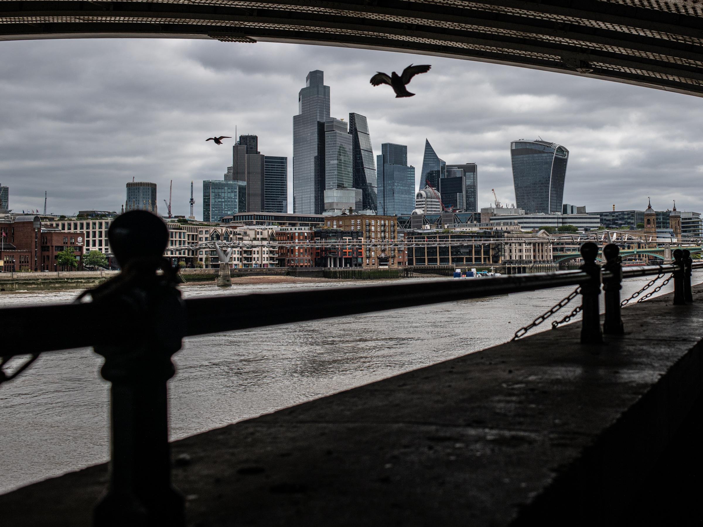 Rio e edifícios de Londres vistos sob uma ponte