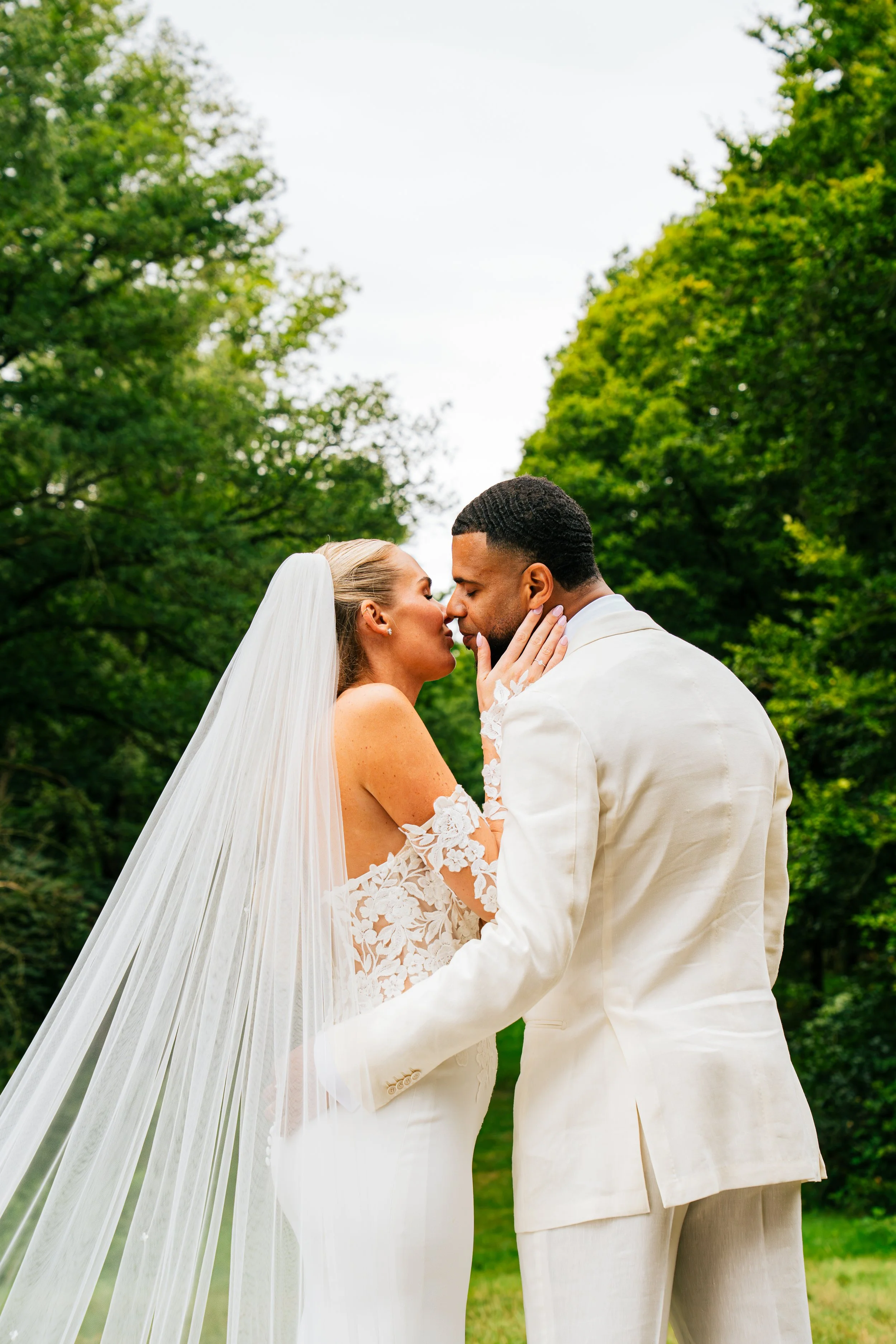 Bruidspaar op hun trouwdag, vastgelegd door DT Weddings