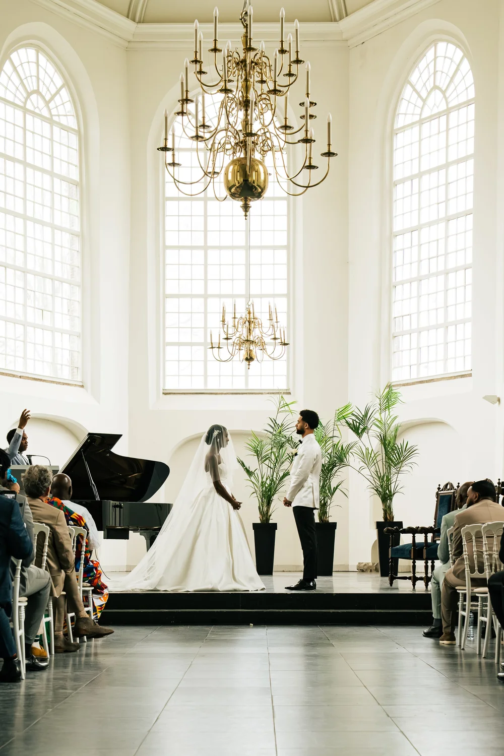 Ceremonie in een lichte kerk — trouwfotografie DT Weddings