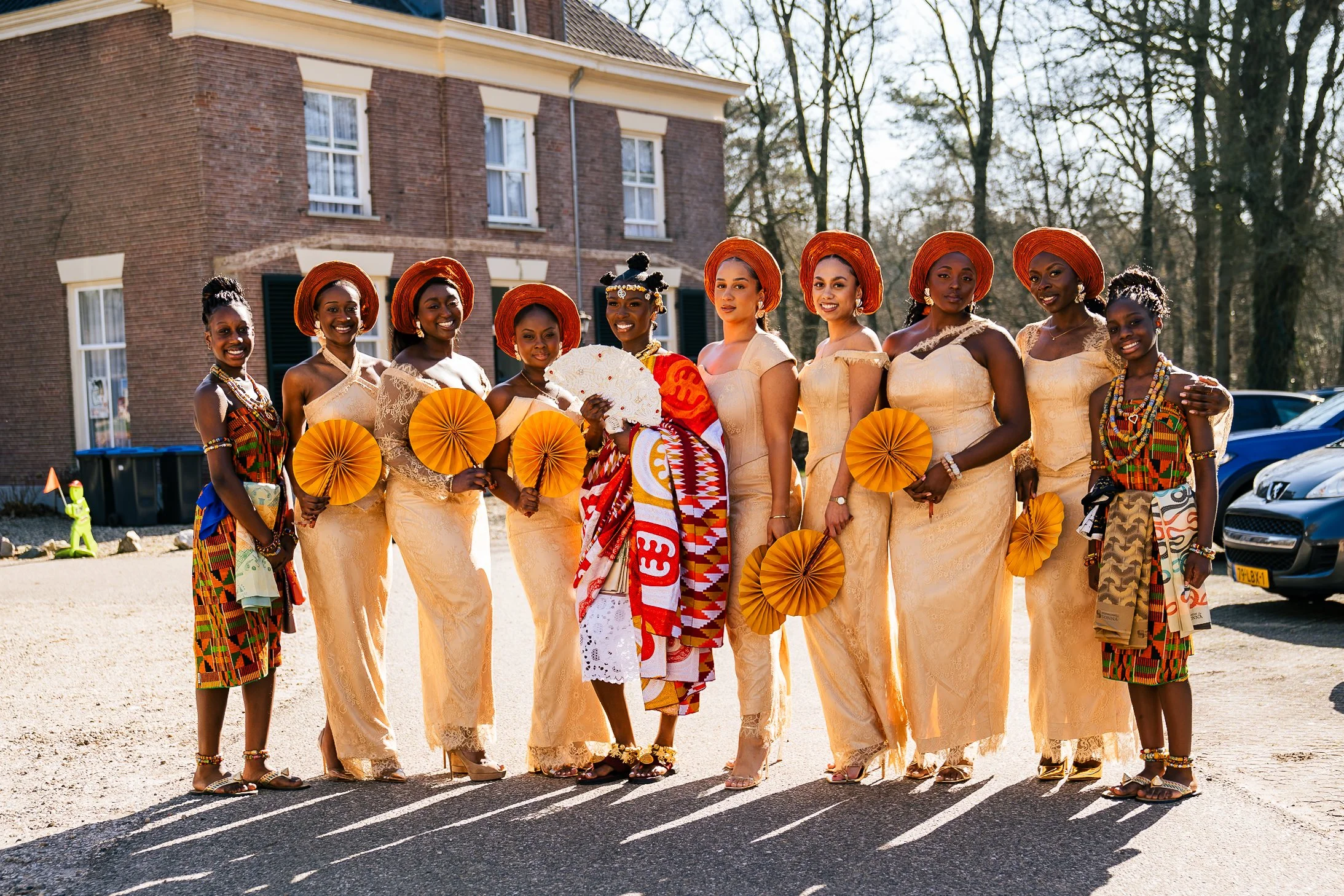 Bruidsgezelschap in traditionele kleding, vastgelegd door DT Weddings