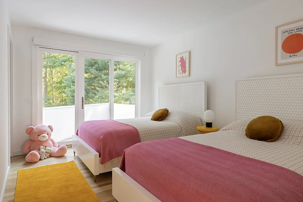 Modern kids bedroom, twin beds, natural light