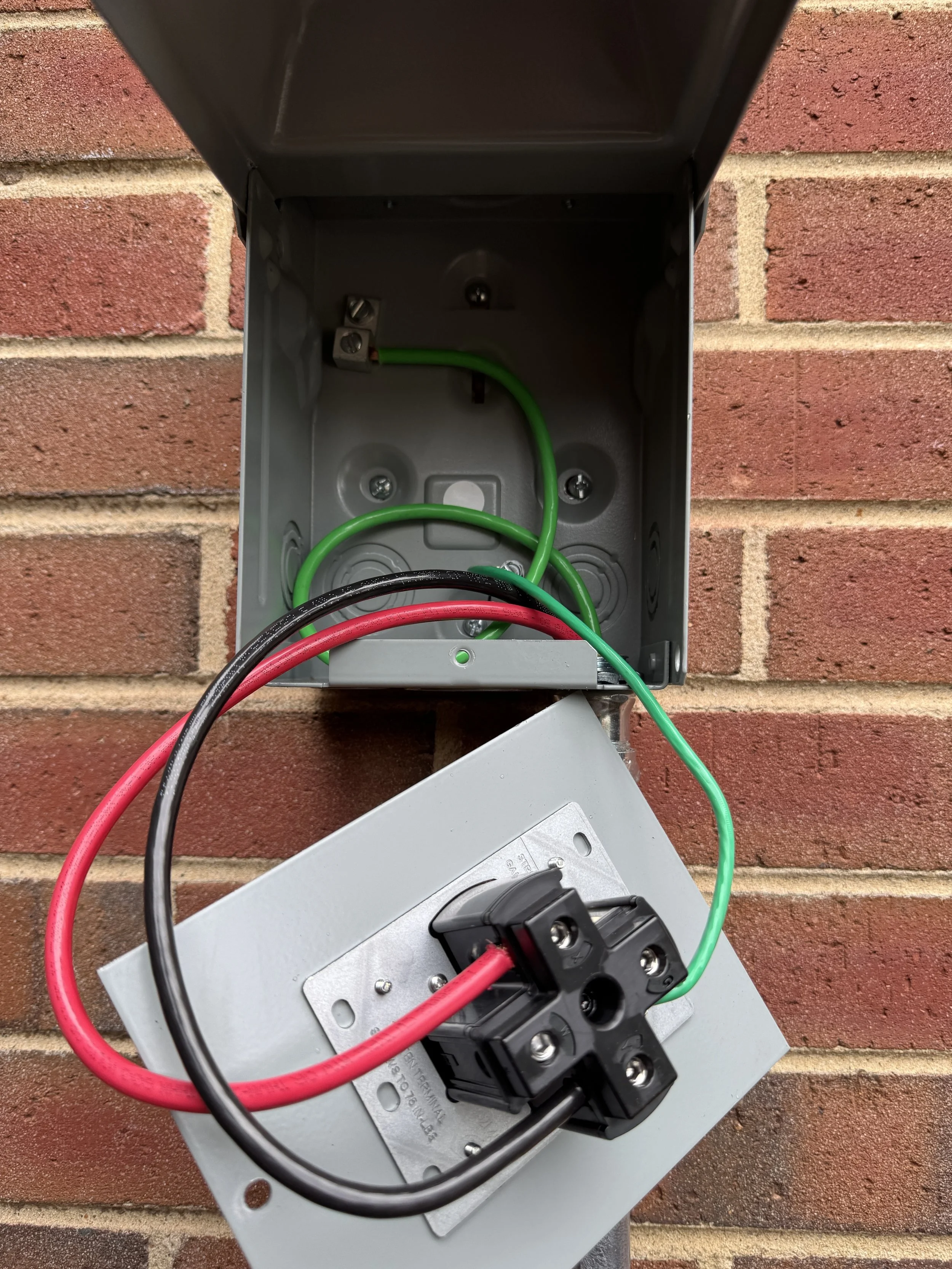 Four-wire connection landed inside a weatherproof outdoor box in Norfolk, VA