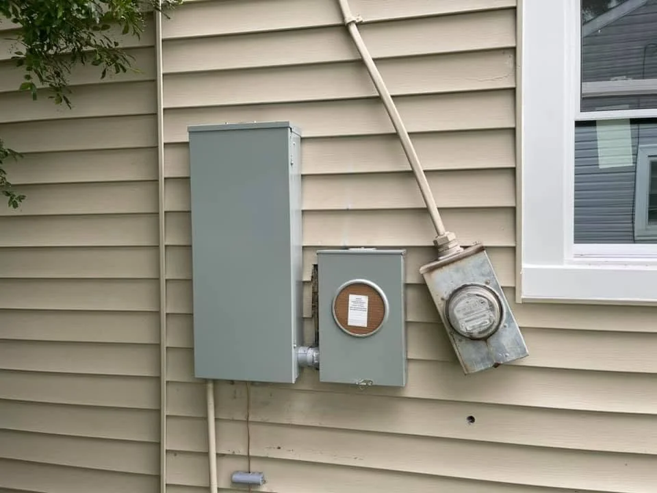 Meter and service equipment on the outside wall of a Portsmouth, VA home