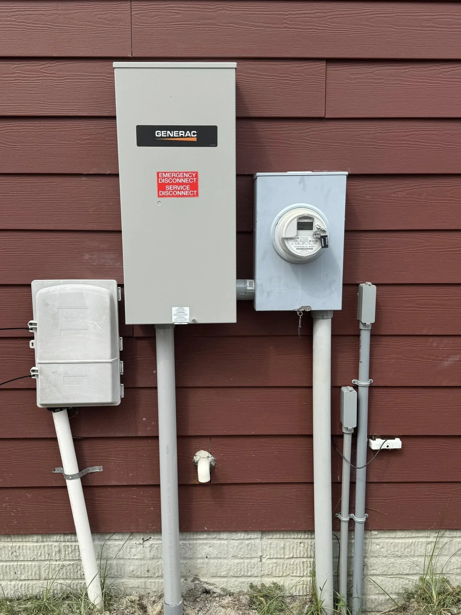 Meter and main disconnect mounted on the outside wall of a Suffolk, VA home