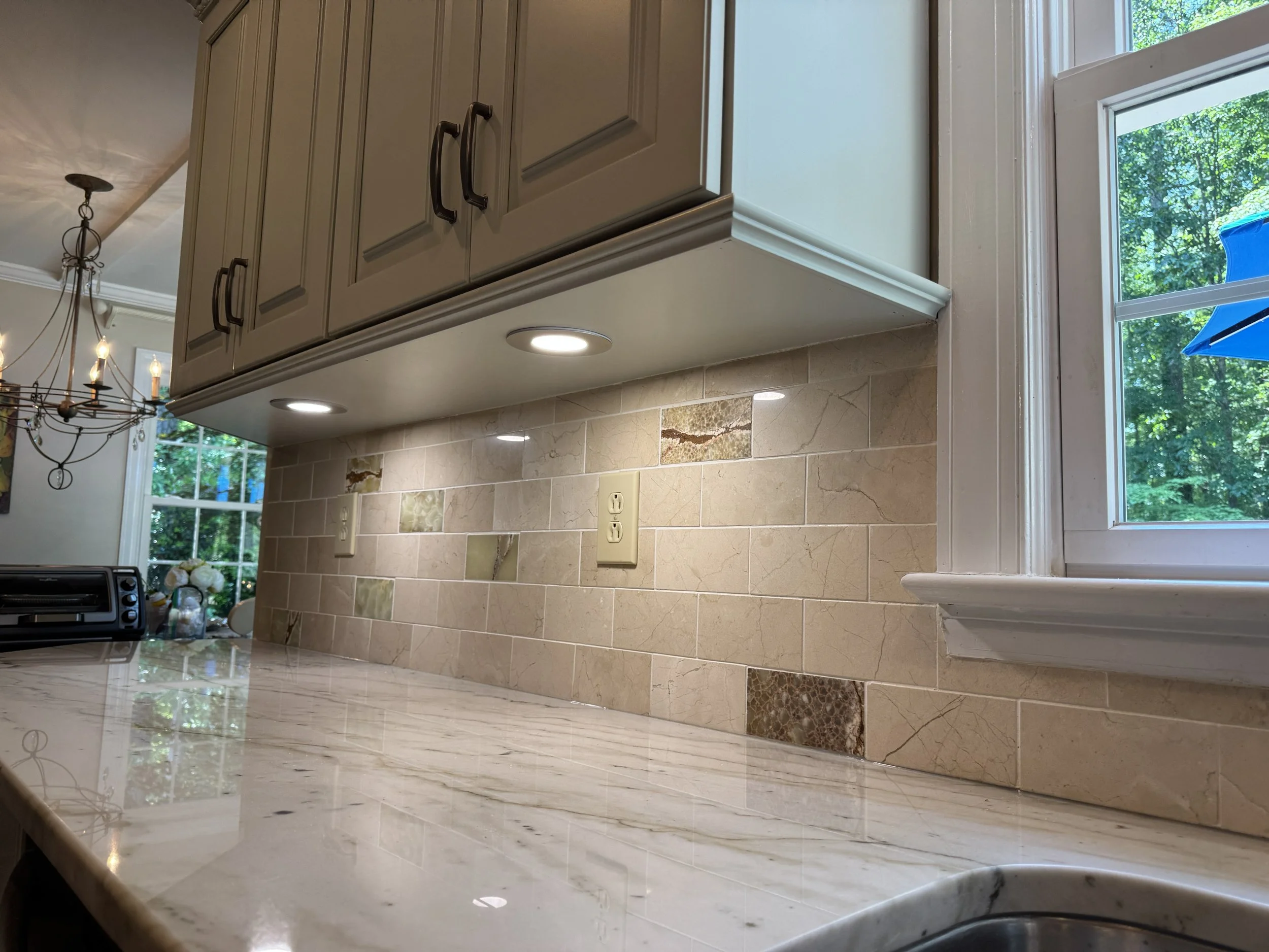 Under-cabinet lighting and a recessed downlight over a kitchen counter in Chesapeake, VA