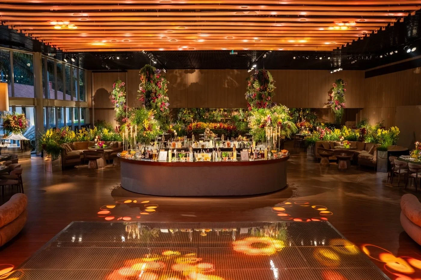 Bar central com torres de flores