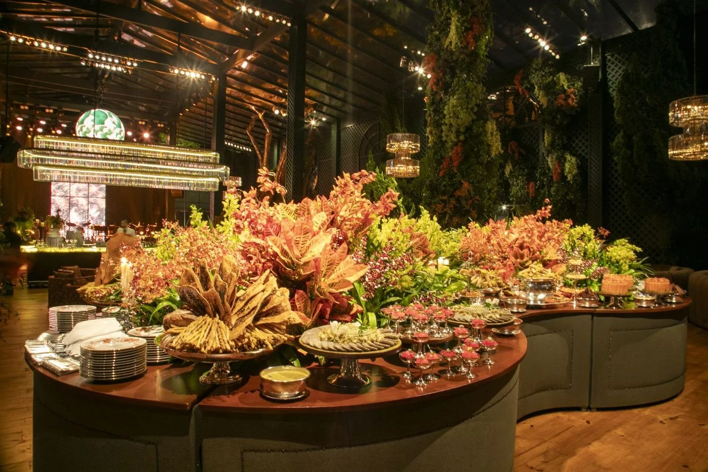 Buffet decorado com flores e velas