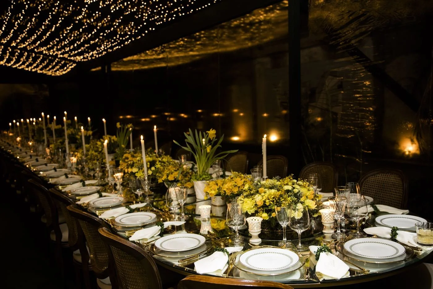 Jantar com velas e flores amarelas