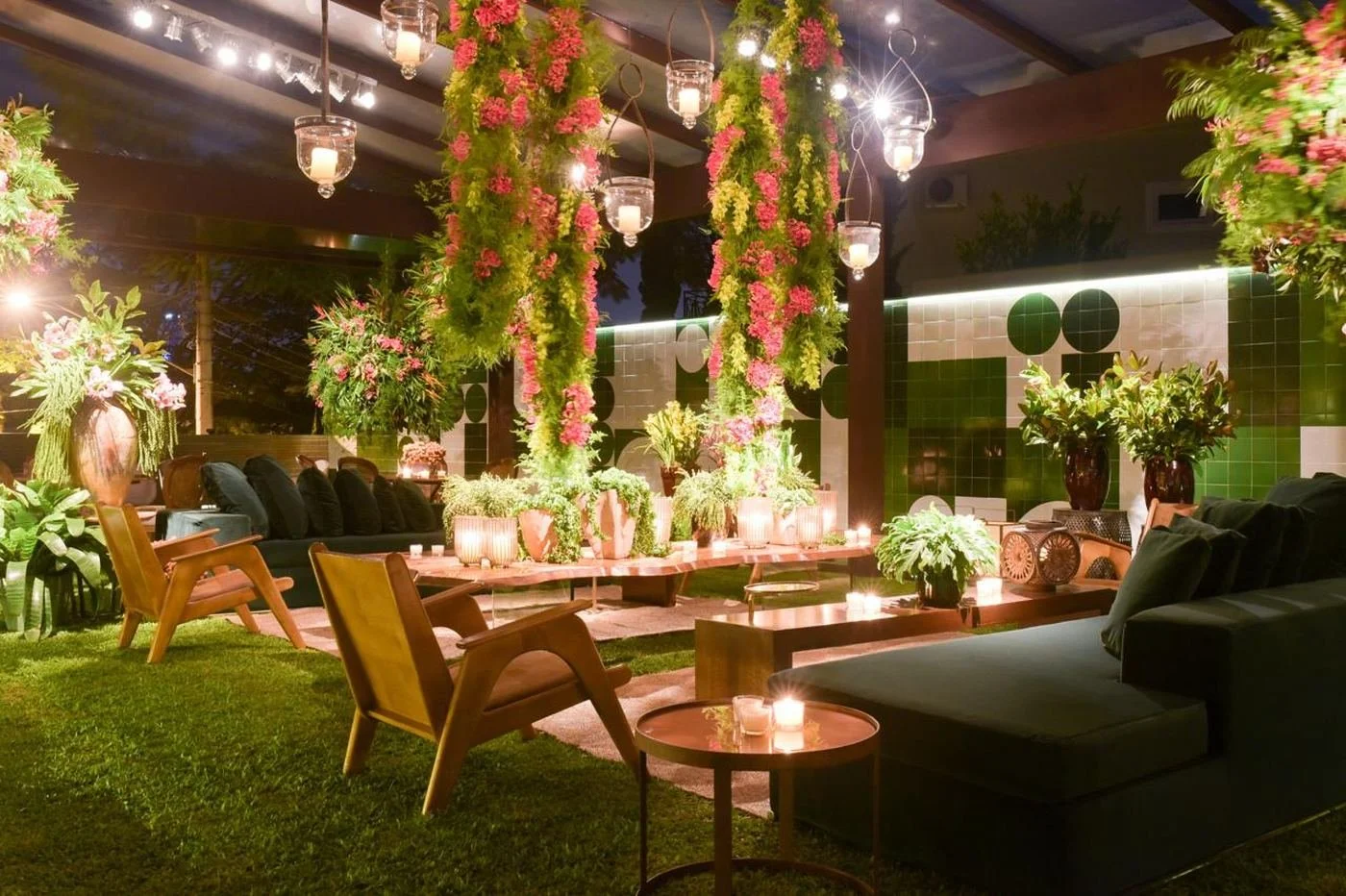 Lounge de jardim com flores penduradas