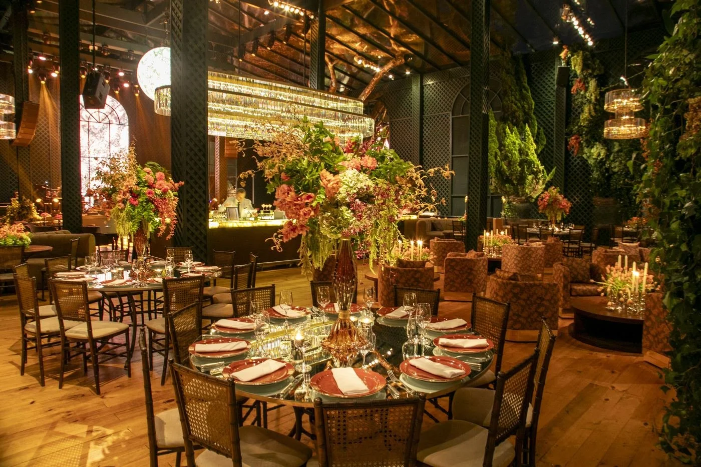 Mesa de buffet com flores tropicais