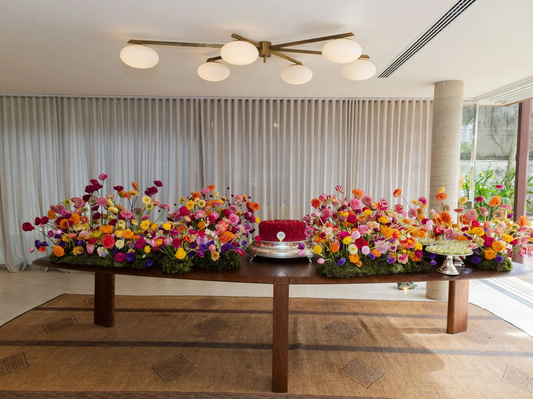 Mesa de bolo decorada com flores