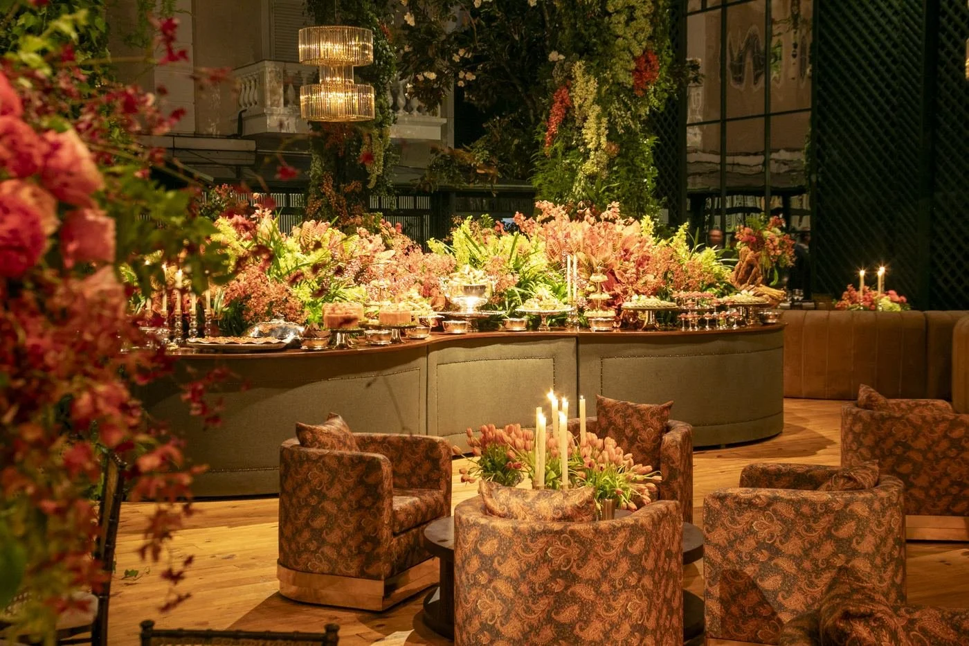 Mesa posta com centro de flores
