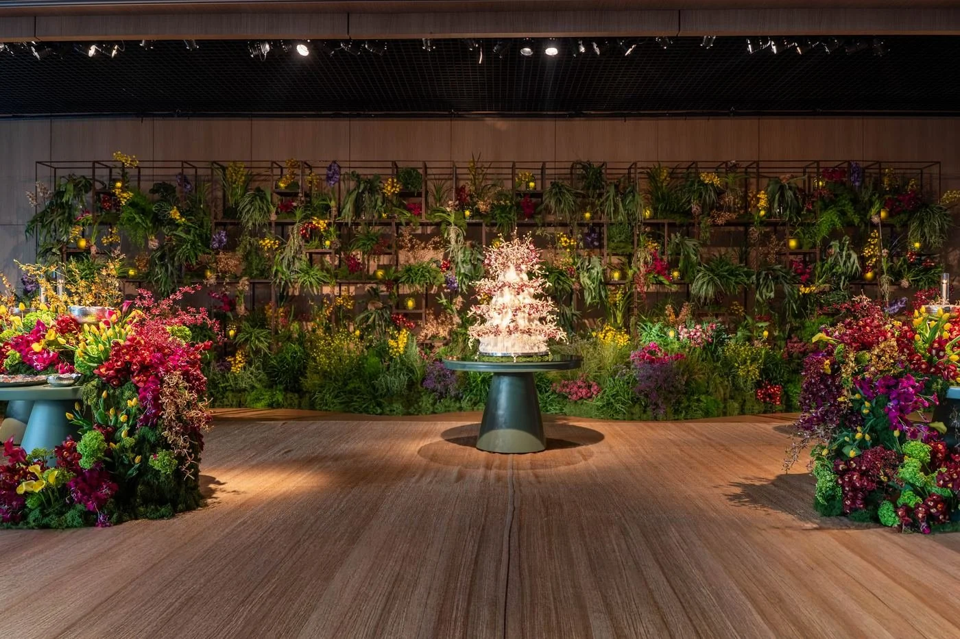 Salão espelhado com mesas decoradas