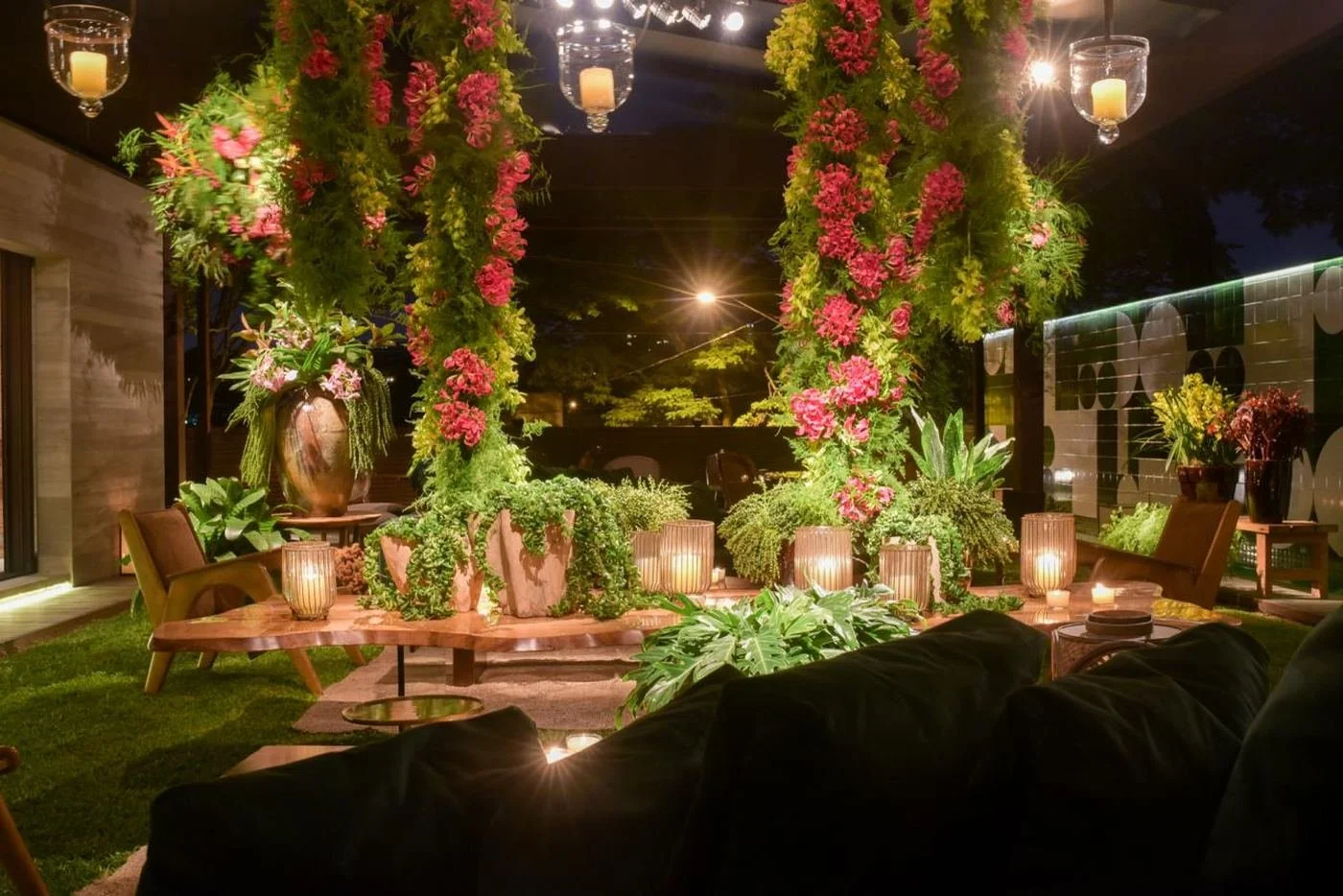 Jardim com lounge e flores penduradas