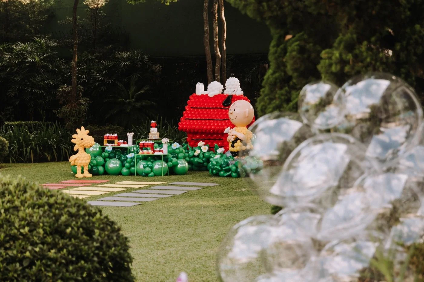 Festa infantil com esculturas de balão no jardim
