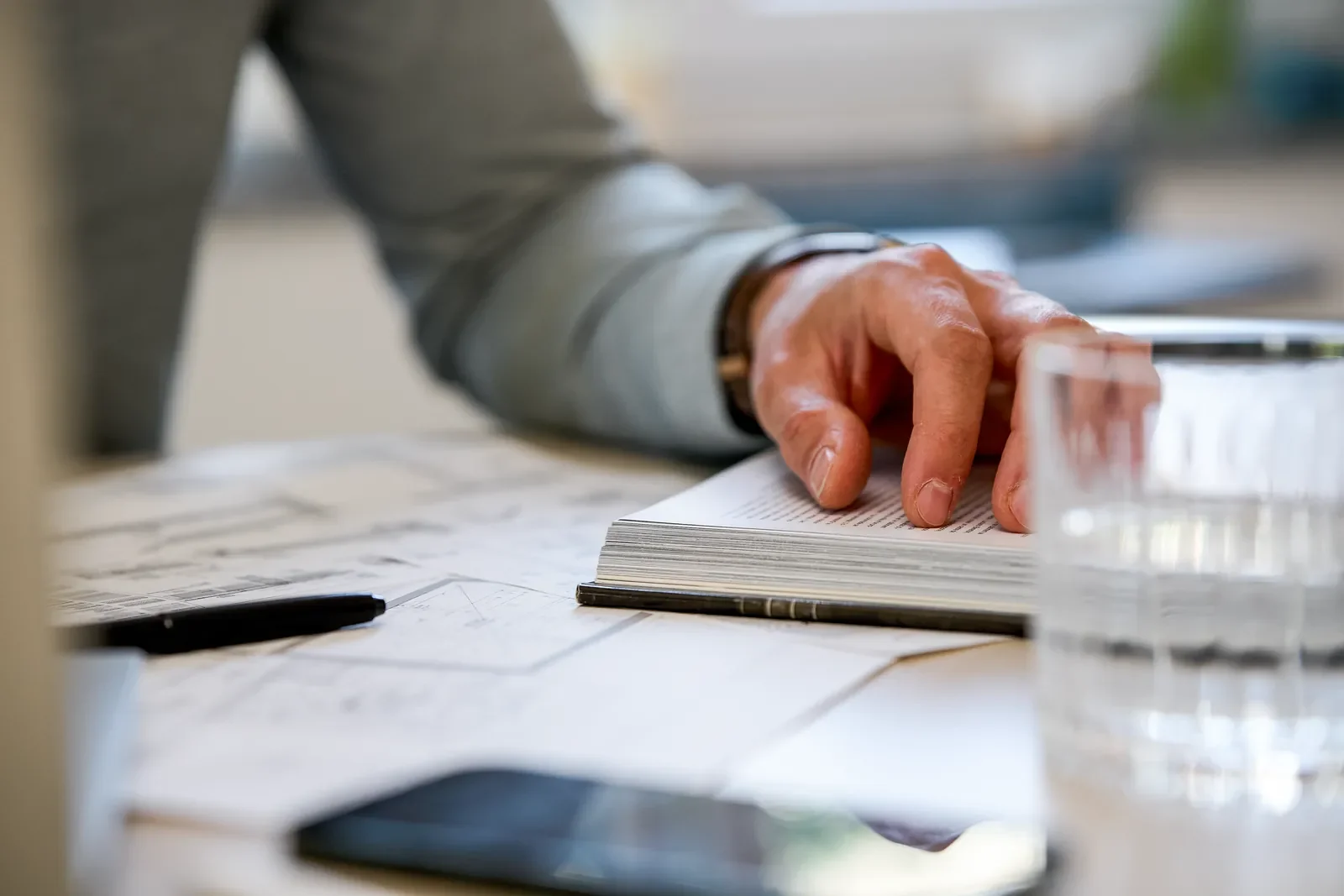 Detail: Fachliteratur und Gebäudepläne bei der Immobilienanalyse