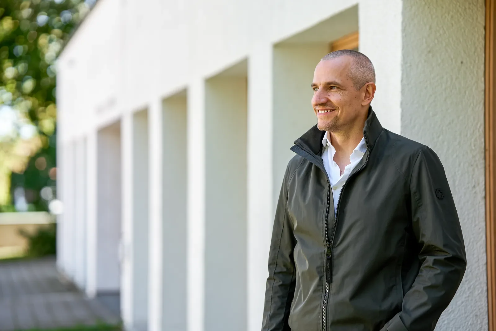 Linus Dreier vor der Fassade eines Wohngebäudes