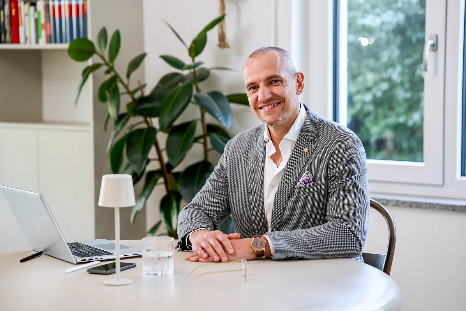 Linus Dreier im Sakko am Schreibtisch