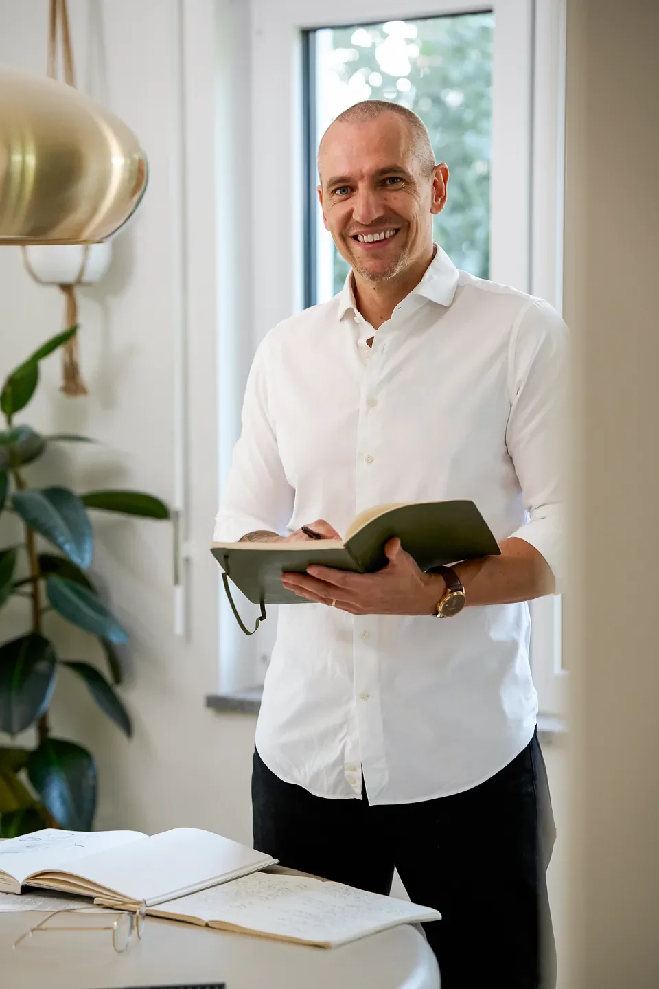 Linus Dreier mit Notizbuch im Büro