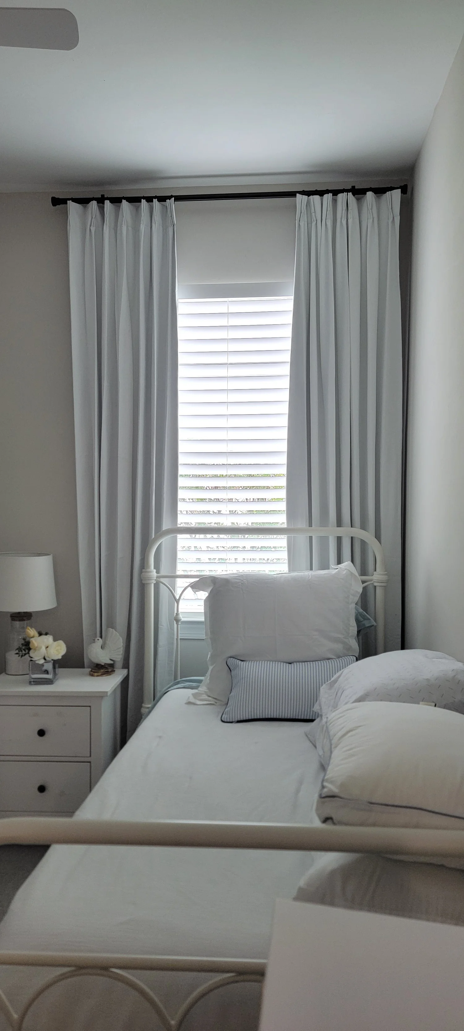 Curtain rod and curtain installation