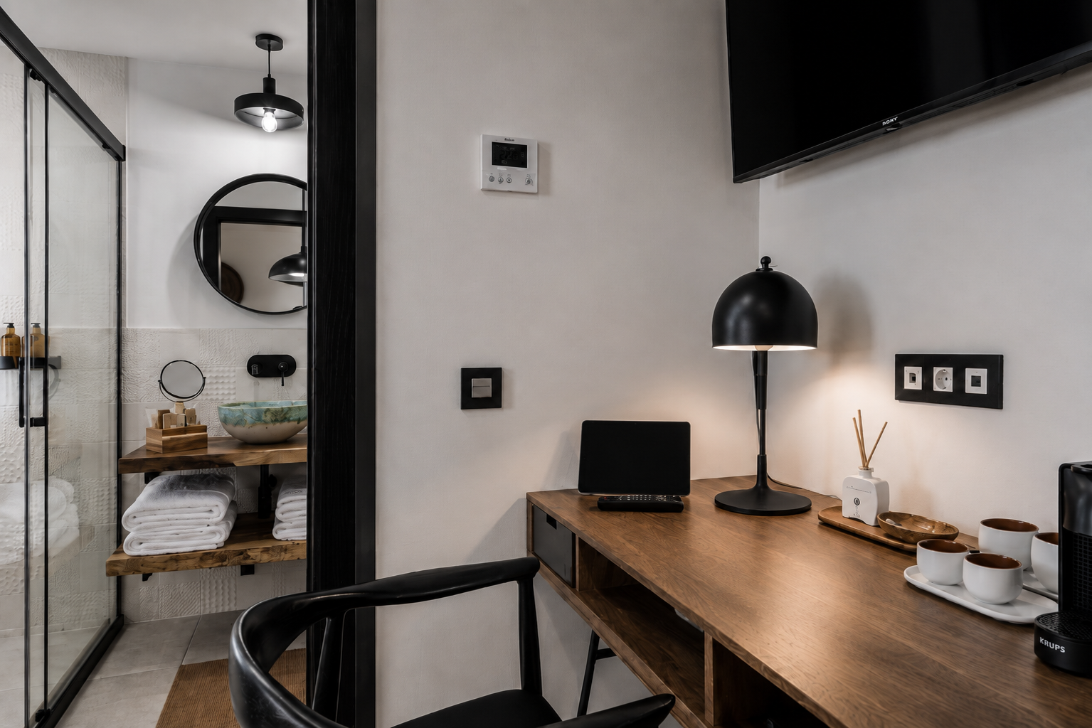 Santo Cristo Standard Double desk and room detail