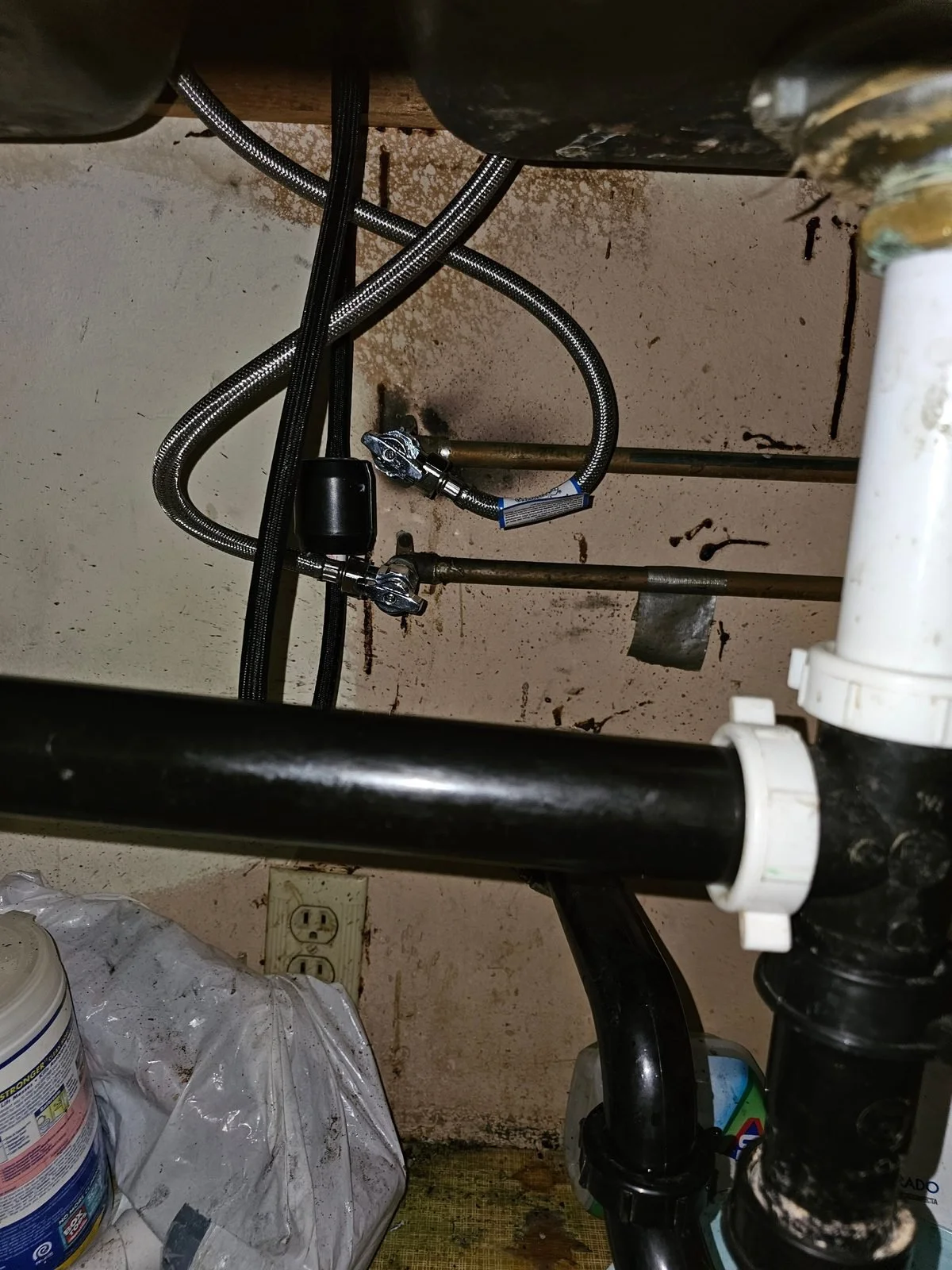 Ser Plumbing plumber with his tool kit at the van