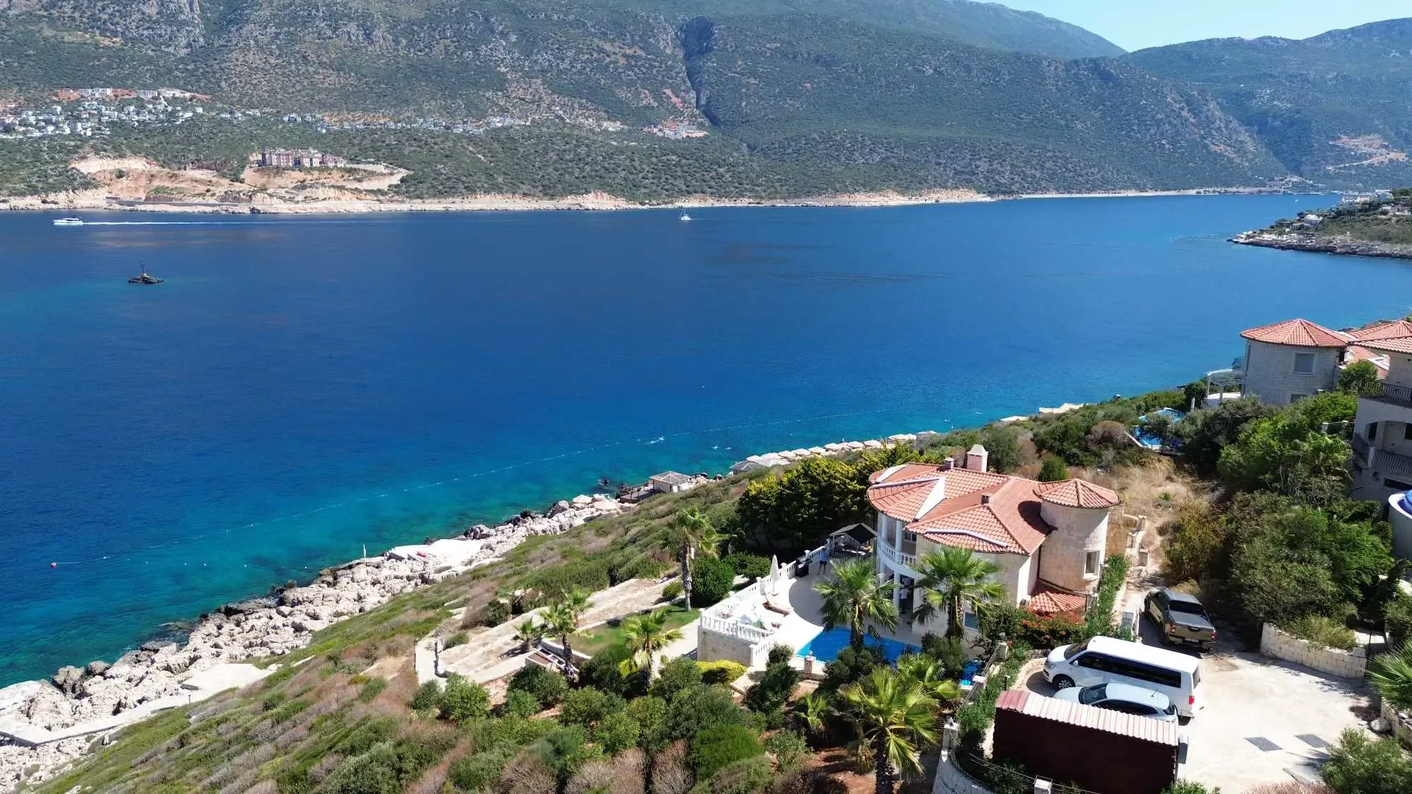 Kaş Andifli'de denize sıfır 4+1 villa