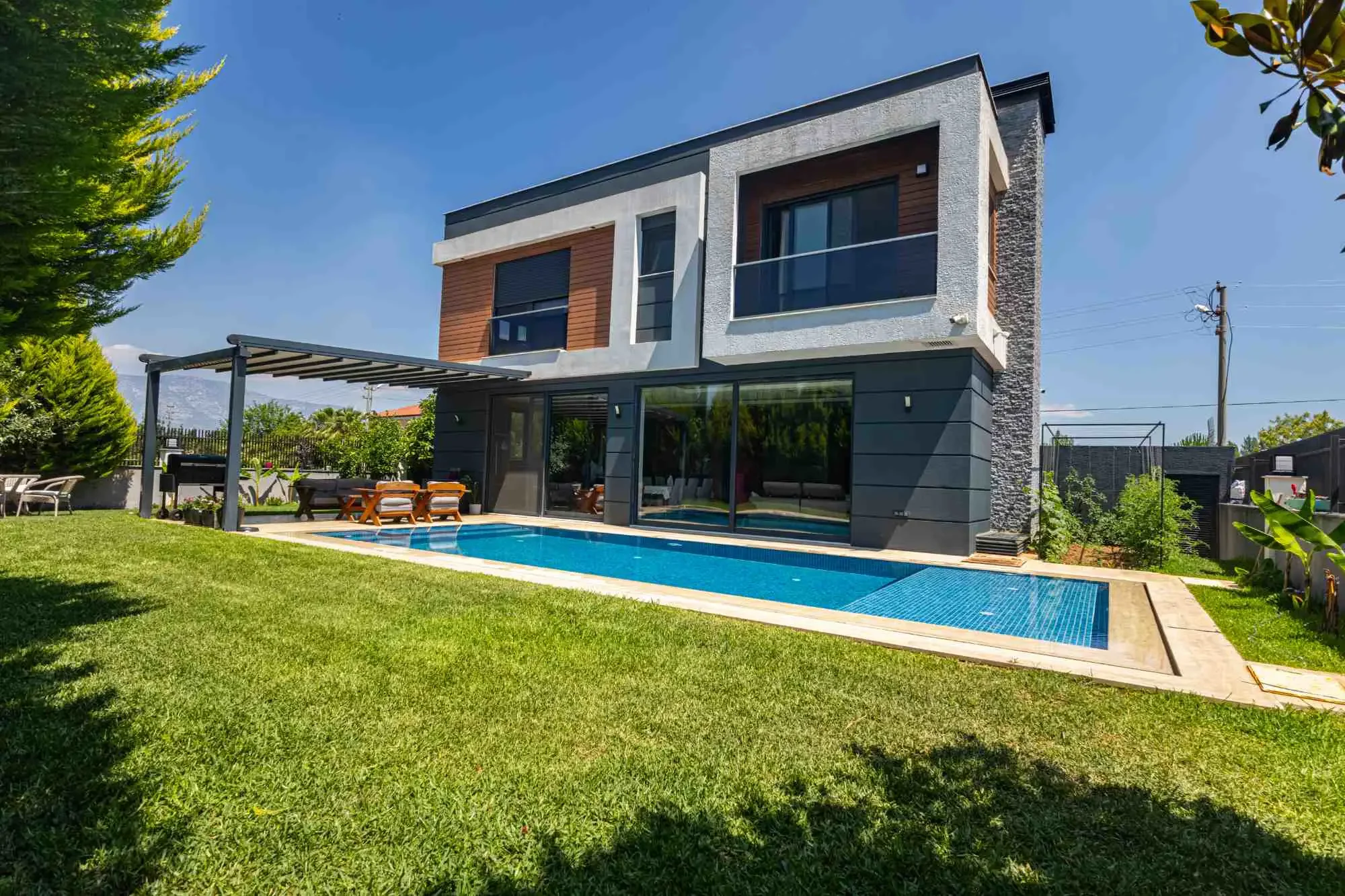 Döşemealtı Çıplaklı'da havuzlu triplex villa
