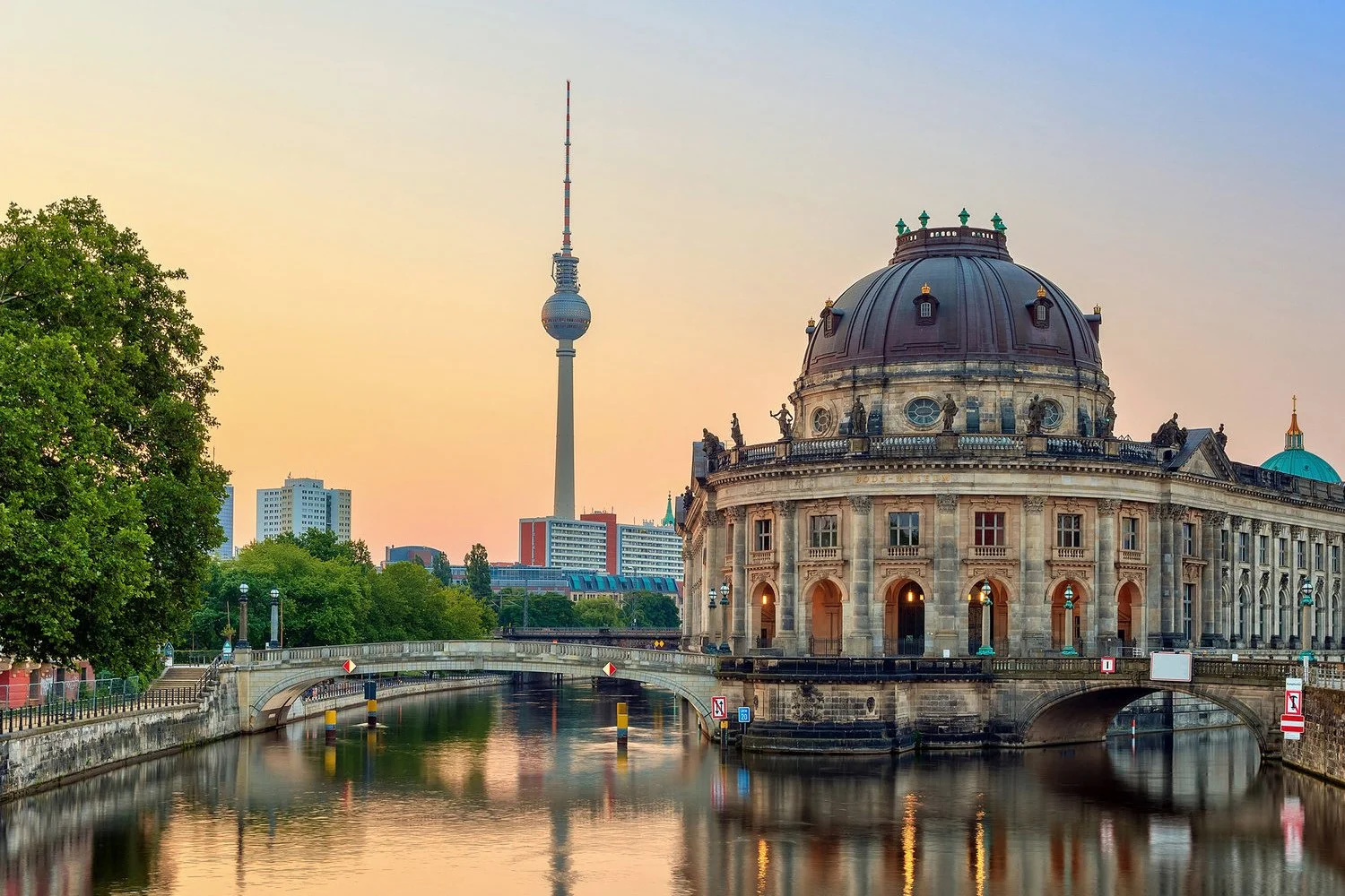 Bode-Museum an der Spree mit Berliner Fernsehturm im Hintergrund