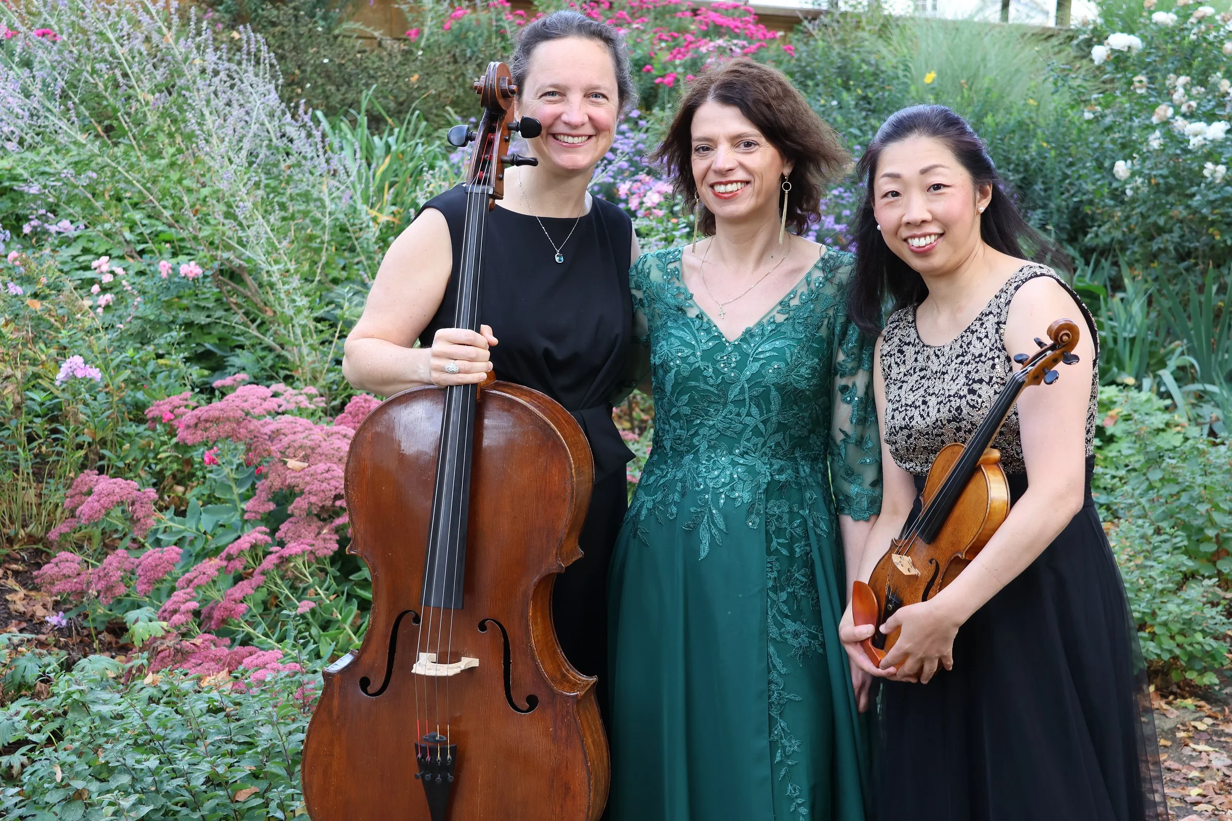 Rodur Trio Berlin: Louise von Schweinitz, Madelaine Pitu und Junko Fukabori im Garten von Schloss Köpenick