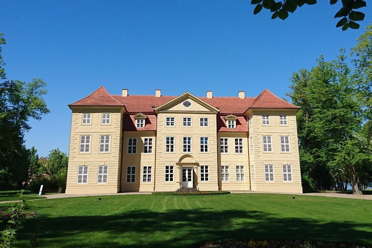 Schloss Mirow mit Garten auf der Schlossinsel