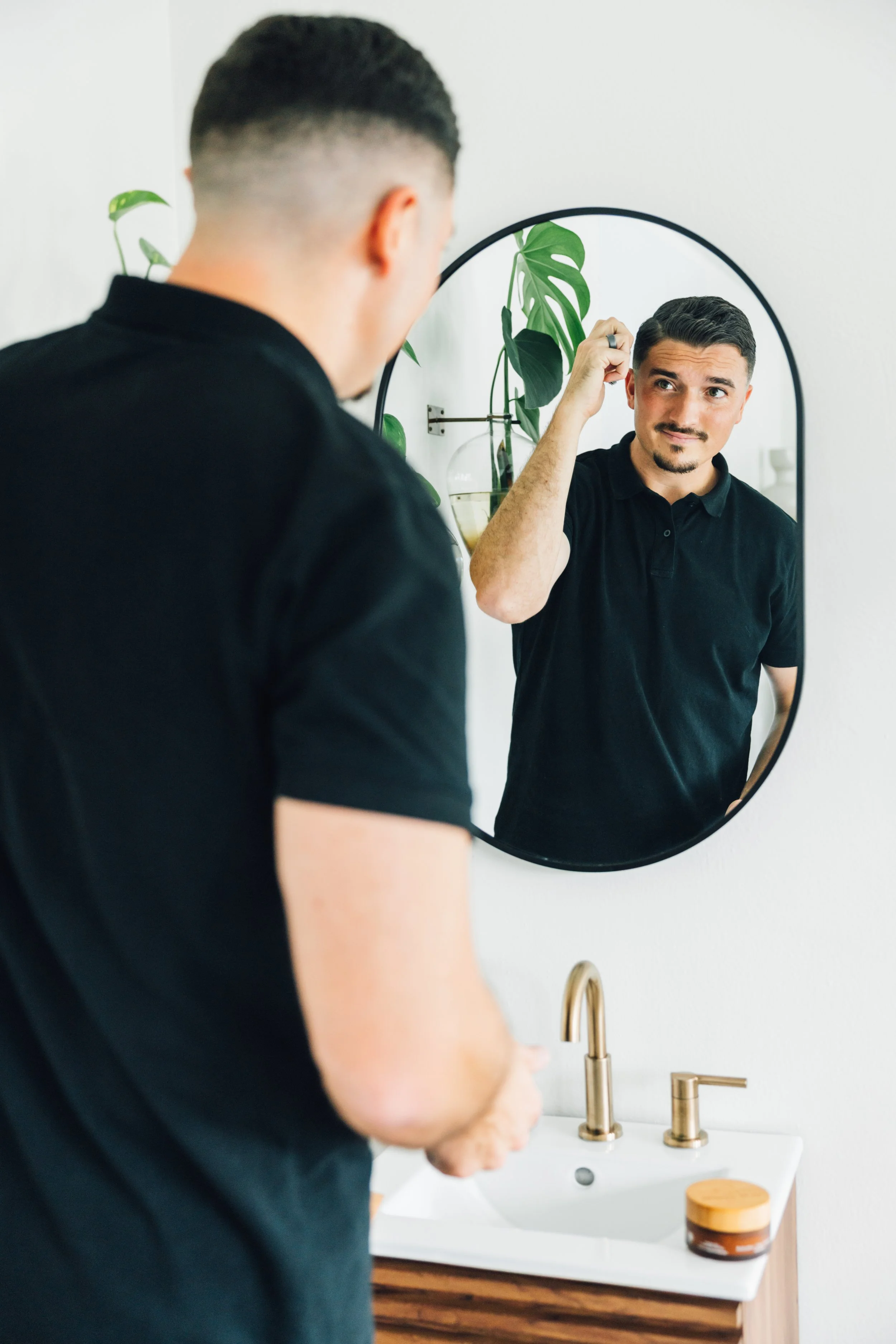 Short, straight-to-wavy hair styling