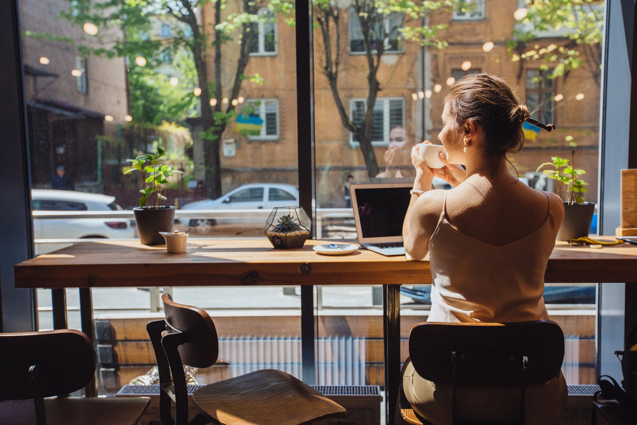 Profesional trabajando y reflexionando en una cafetería