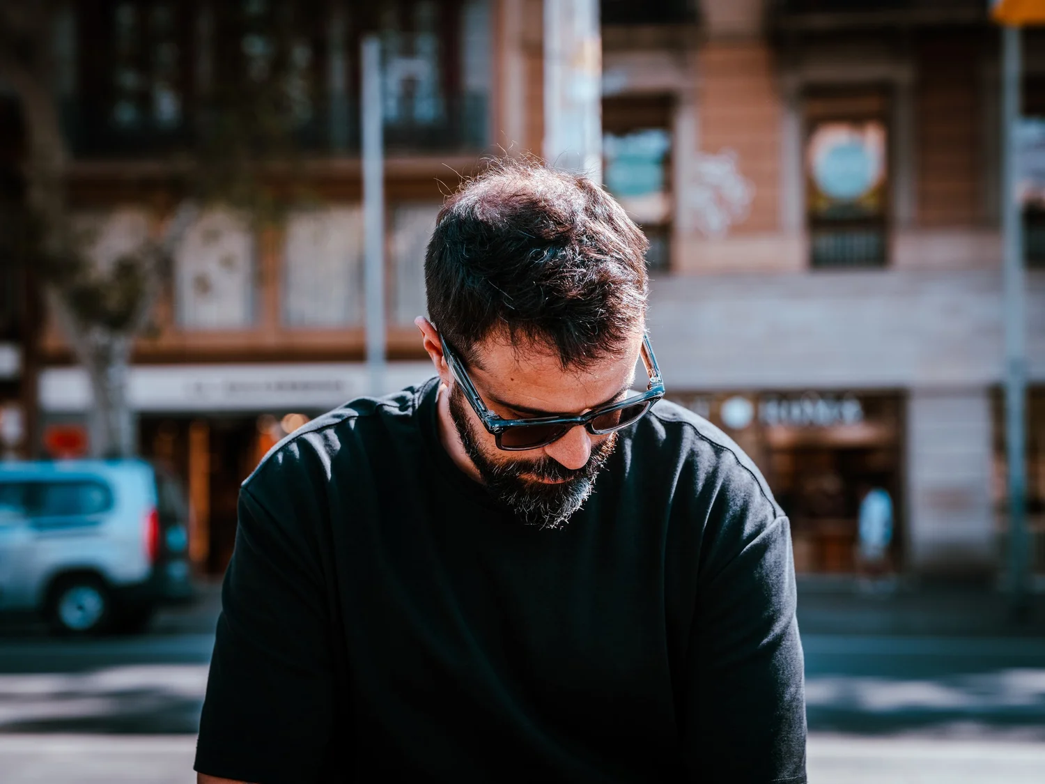 Alberto Busquets con la mirada baja, en un entorno urbano