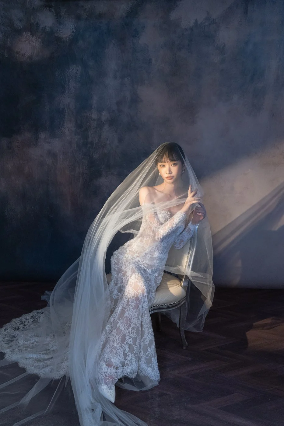 白幔與夕陽｜暗棚頭紗婚紗照｜Sophia Studio 台北婚紗攝影