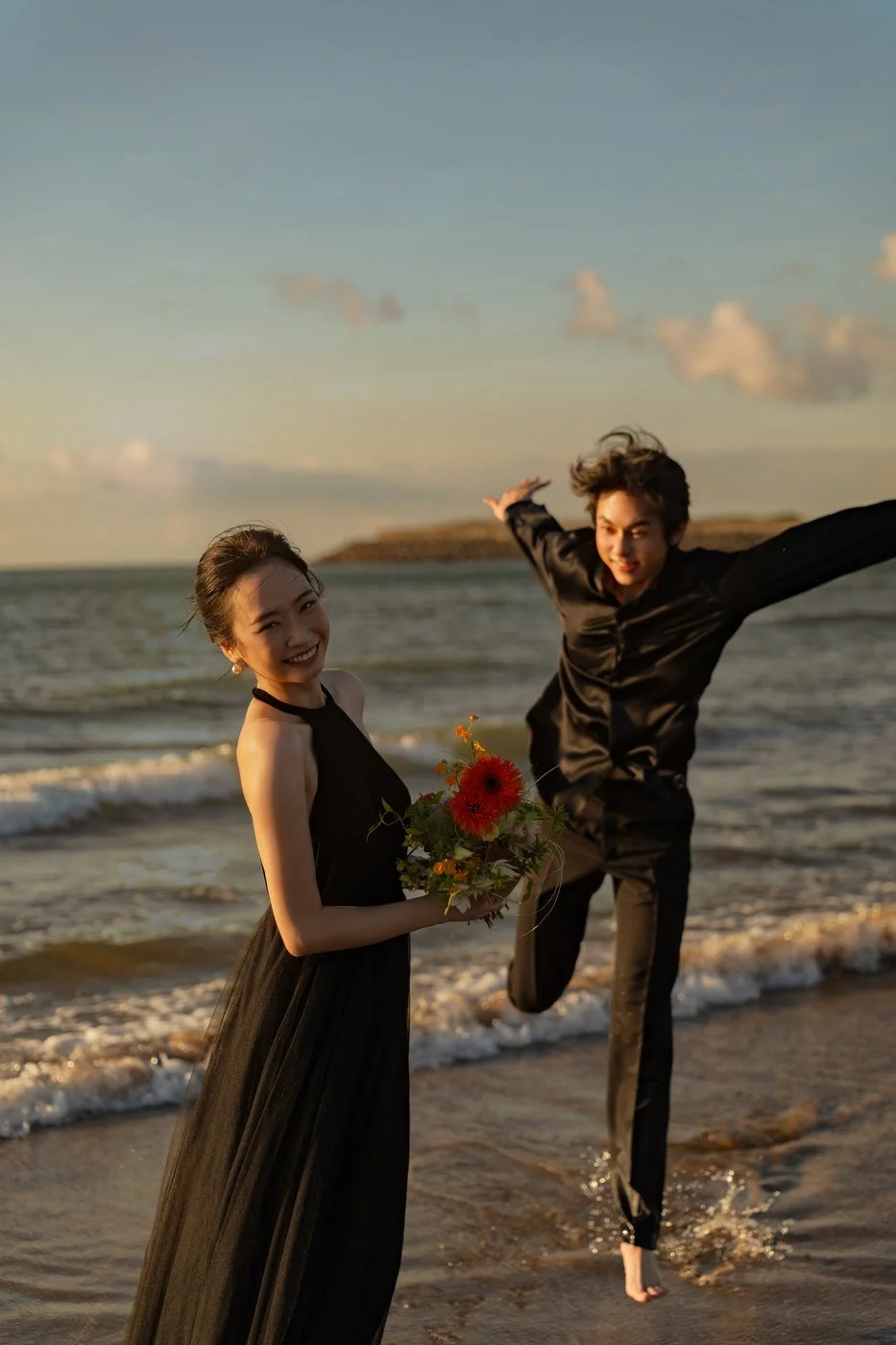 白幔與夕陽｜淡水沙崙海邊婚紗照｜Sophia Studio 台北婚紗攝影