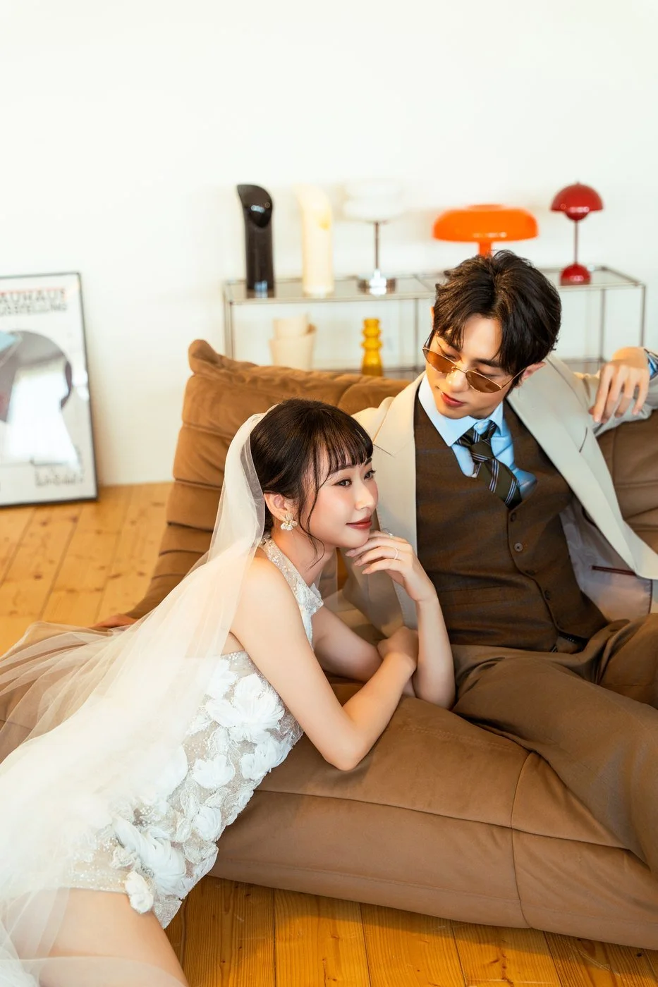 白幔與夕陽｜復古客廳婚紗照｜Sophia Studio 台北婚紗攝影