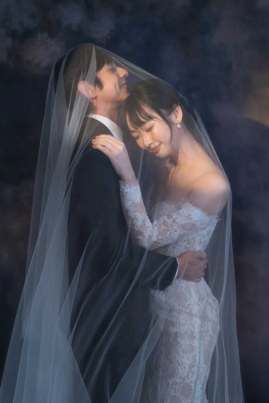 白幔與夕陽｜暗棚婚紗照｜Sophia Studio 台北婚紗攝影
