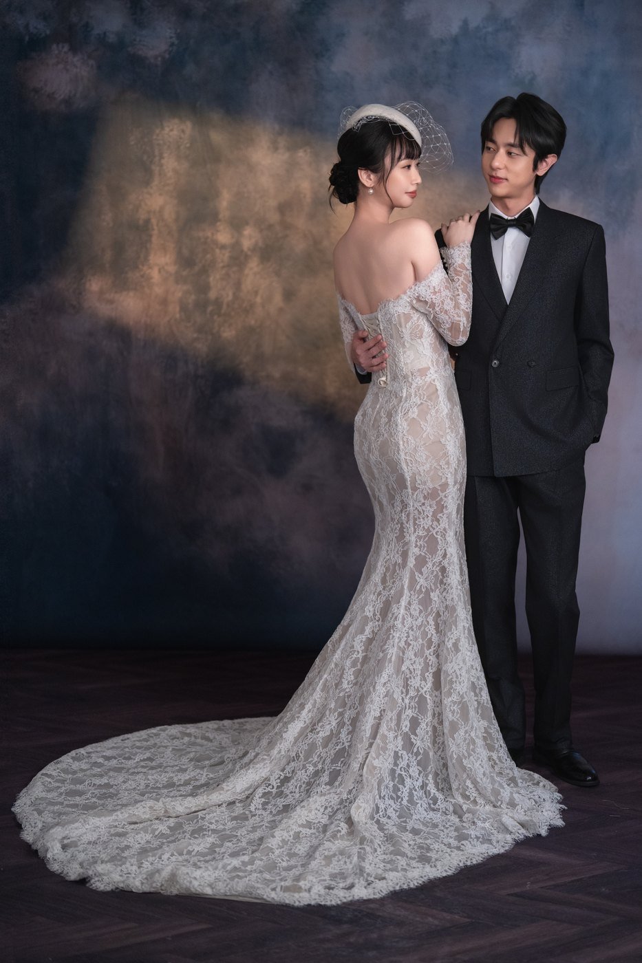 白幔與夕陽｜暗棚婚紗照｜Sophia Studio 台北婚紗攝影
