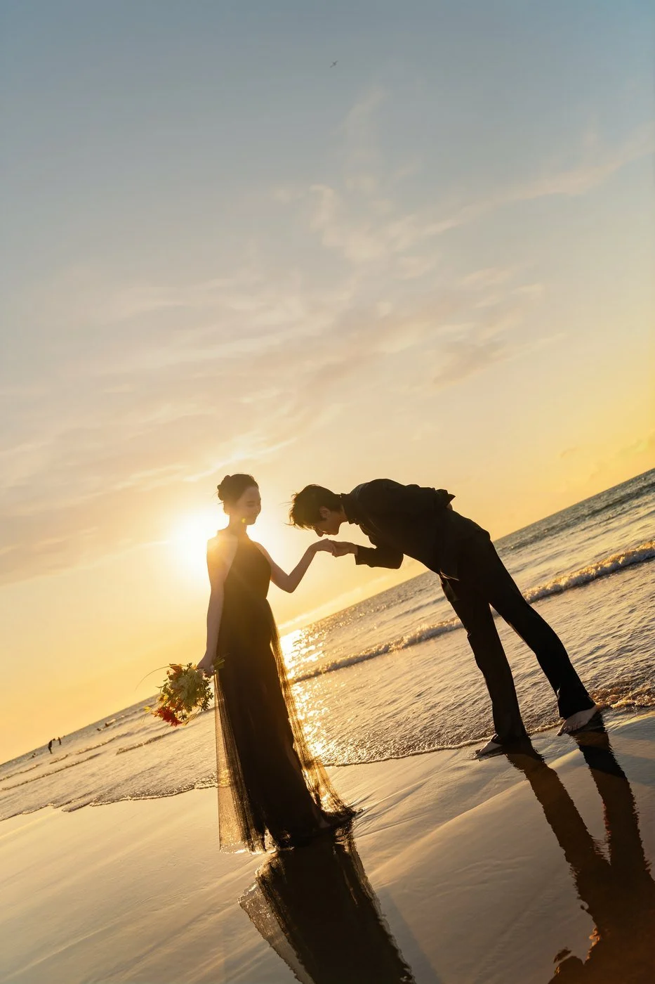 白幔與夕陽｜淡水沙崙海邊夕陽婚紗照｜Sophia Studio 台北婚紗攝影