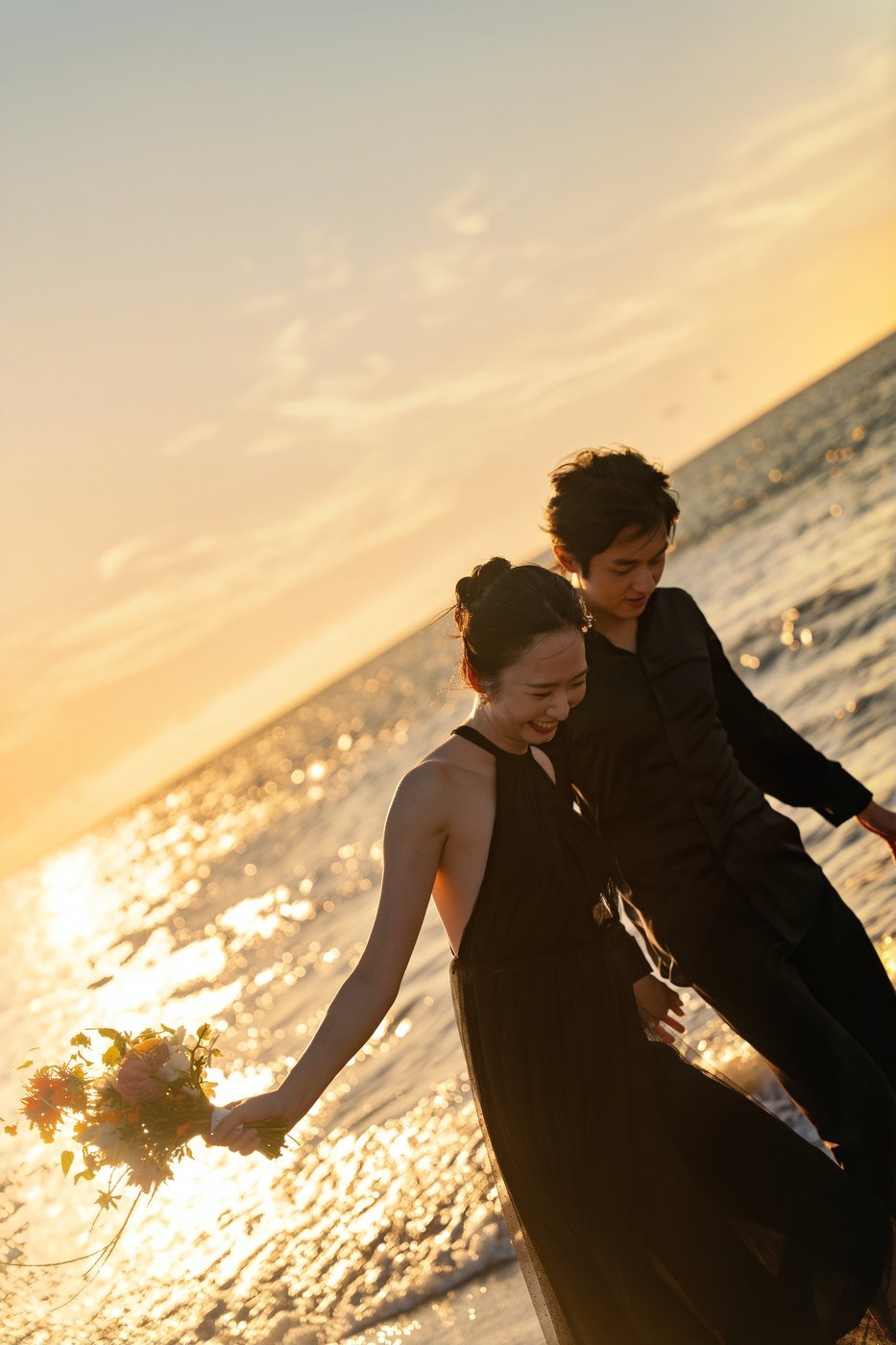白幔與夕陽｜淡水沙崙海邊婚紗照｜Sophia Studio 台北婚紗攝影